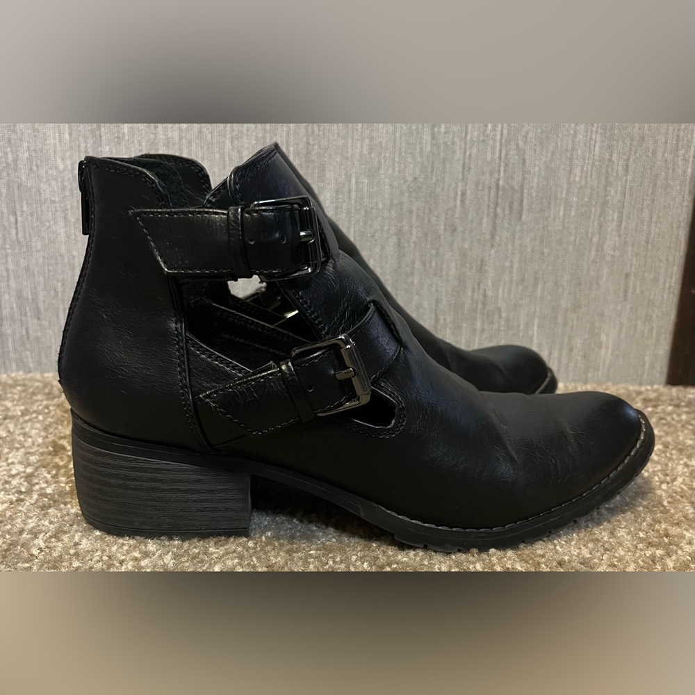 Eurosoft Marlo Cutout Chic Zip Ankle Boots size 9M